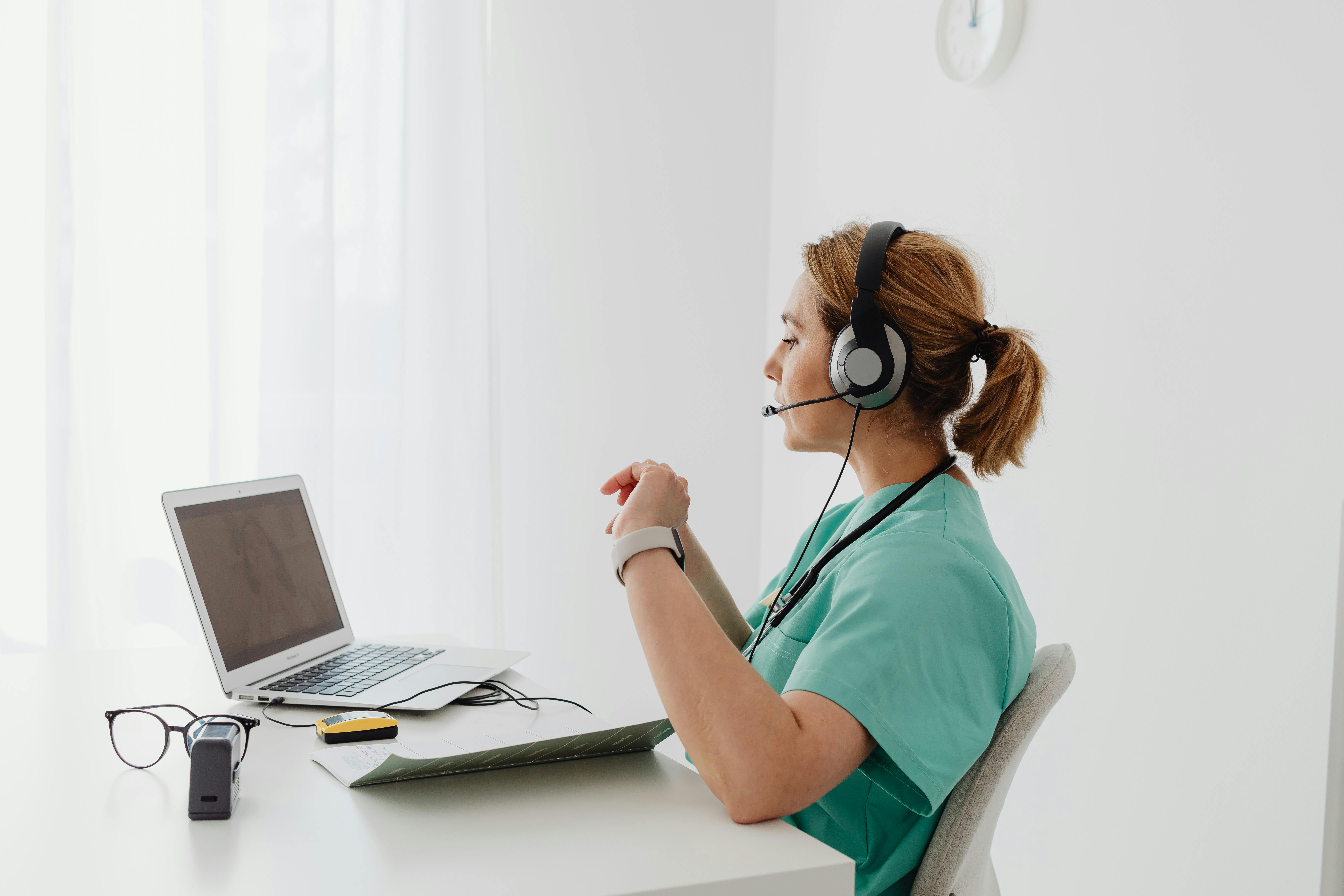 Zdravotník poskytující telemedicínskou konzultaci